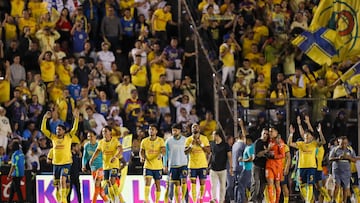 MEX2638. CIUDAD DE MÉXICO (MÉXICO), 18/05/2025.- Jugadores de América celebran un triunfo ante Cruz Azul este domingo, al final de un partido de vuelta por las semifinales del Torneo Clausura 2025 de la Liga MX en el estadio Ciudad de los Deportes en Ciudad de México (México). EFE/ Isaac Esquivel