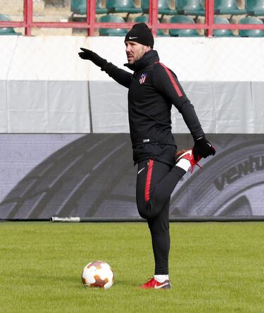 Entrenamiento del Atl¨¦tico de Madrid en el estadio del Lokomotiv de Mosc¨².