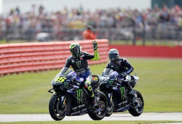 Valentino Rossi saluda a la aficin tras finalizar la carrera. 