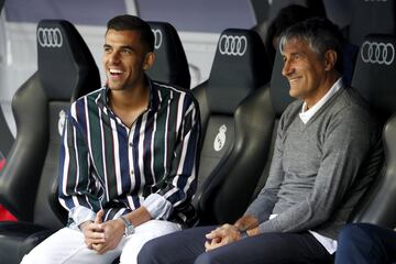 Dani Ceballos dialogando con el entrenador del Real Betis Quique Seti¨¦n antes del inicio del partido.