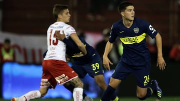 Boca Juniors' defender Leonardo Balerdi (R) waits for the ball during an Argentina First Division Superliga football match at Huracan Tomas A. Duco stadium in Buenos Aires, on August 26, 2018. (Photo by ALEJANDRO PAGNI / AFP)
