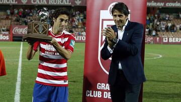 Raúl Baena, levantando el Trofeo Ciudad de Granada tras ganar al Málaga.