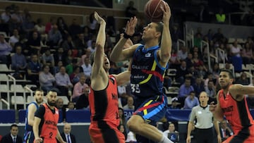 GRA089. ANDORRA LA VELLA, 23/04/2017.- El alero sueco del Morabanc Andorra Chris Czerapowicz (2d) entra a canasta ante la oposici&oacute;n del jugador estadounidense del Montakit Fuenlabrada David Wear (i) durante el partido correspondiente a la trig&eacute;sima jornada de la Liga Endesa disputado hoy en el Polideportivo de Andorra. EFE/Fernando Galindo