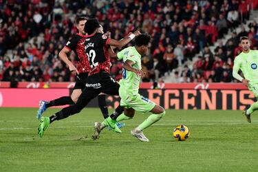 Minuto 54, Lamine Yamal se interna en el área, le gana la posición a Johan Mujica y el cafetero le arroya.