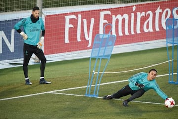 Kiko Casilla y Keylor Navas entren&aacute;ndose.
 