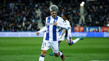 LEGANÉS (MADRID), 05/02/2025.- El centrocampista del Leganés Juan Cruz celebra su segundo gol, durante el partido de cuartos de final de la Copa del Rey que CD Leganés y Real Madrid disputan este miércoles en el estadio de Butarque. EFE/ Juanjo Martín