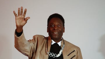 (FILES) In this file photo taken on June 16, 2016, Brazilian retired footballer Edson Arantes do Nascimento, know as Pele, waves after being decorated with an Olympic Order Medal at the Pele Museum in Santos, Sao Paulo, Brazil. - Football legend Pele gave Brazil a virtual pre-match pep talk Thursday November 24, 2022, as the national team prepared to make their World Cup debut, telling them: "Bring this trophy home." (Photo by Miguel Schincariol / AFP)