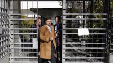 Eufemiano Fuentes, acompañado de dos letrados, a la salida de los Juzgados.