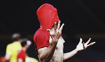 Mikel Oyarzabal se lamenta tras enviar el balón al poste. 