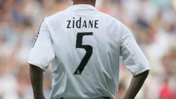 Zinedine Zidane, asesor de Florentino Pérez, estuvo ayer en Roma presentando el partido de despedida de su ex compañero de selección Vicent Candela, que se jugará en el Olímpico y, como no podía ser de otra manera, los medios de comunicación le preguntaron por el fichaje de Kaká por el Real Madrid. "No sé si ya ha firmado porque yo no soy el presidente, pero lo que puedo decir es que sí que me gustaría que llegara", afirmó el ex jugador blanco.