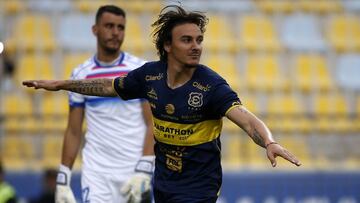 Futbol, Everton vs Universidad de Concepcion
Primera fecha, campeonato nacional 2020
El jugador de Everton Marcos Pol celebra su gol contra Universidad de Concepcion durante el partido de primera division disputado en el estadio Sausalito de Vina del Mar, Chile.
24/01/2020
Andres Pina/Photosport
Football, Everton vs Universidad de Concepcion
First date, National Championship 2020
Everton's player Marcos Pol celebrates after scoring against Universidad de Concepcion during the first division match held at the Sausalito stadium in Vina del Mar, Chile.
24/01/2020
Andres Pina/Photosport