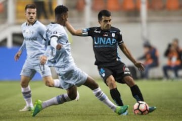 Futbol, Deportes Iquique vs Gremio,
Copa Libertadores 2017.
El jugador de Deportes Iquique Misael Davila, disputa  el balon contra Michael de Gremio durante el partido de Copa Libertadores disputado en el estadio Zorros del desierto Calama, Chile.
03/05/2017
Cristian Rudolffi/Photosport******

Football, Deportes Iquique vs Gremio,
Copa Libertadores Championship 2017.
Deportes Iquique's player Misael Davila, battles the ball against Michael of Gremio during the match of the  Copa Libertadores Championship at Zorros del desierto stadium Calama, Chile.

03/05/2017
Cristian Rudolffi/Photosport