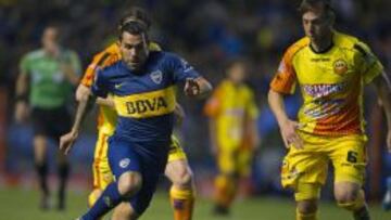 Carlos Tevez conduce el balón en un partido con Boca.
