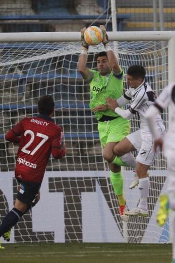 Christopher Toselli gana una pelota en el juego aéreo.