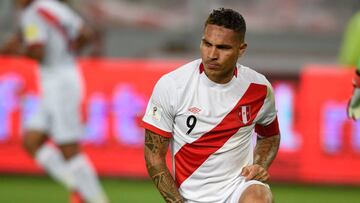 Peru&#039;s Paolo Guerrero (L) reacts during their 2018 World Cup football qualifier match against Colombia in Lima, on October 10, 2017. / AFP PHOTO / CRIS BOURONCLE