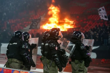 La policía vigila el partido de la Superliga de Serbia entre el Estrella Roja y el Partizán en el estadio Rajko Mitic.