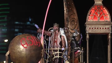 El Rey Gaspar saluda a los niños durante la cabalgata, a 5 de enero de 2024, en Madrid (España). Los Reyes Magos recorren en su tradicional cabalgata el centro de Madrid. El lema del desfile de este año es ‘El regalo de la inocencia’, como homenaje a la sabiduría y la generosidad de los abuelos, y para representar un símbolo de unión y respeto entre generaciones. Es por eso que la carroza que encabeza la cabalgata está dedicada a ellos, y está decorada artesanalmente y con mimbre por personas mayores. Además de esta y las tres carrozas reales, el desfile cuenta con diez más de patrocinadores y colaboradores y una más con la gran estrella de Oriente. La comitiva está compuesta por alrededor de 1.500 personas y se han repartido 1.200 kilos de caramelos.
05 ENERO 2024;CABALGATA;REYES MAGOS;DESFILE;CARROZAS
Alberto Ortega / Europa Press
05/01/2024