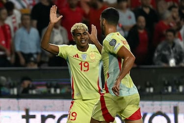 Jugada al primer toque dentro del área turca, con Nico Williams jugando para Oyarzabal, que se la entrga a un Mikel Merino que engancha un poderoso zurdazo, imparable para Çakir. Brutal.