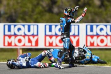 La carrera de Moto3 tuvo que se suspendida tras una caída múltiple en la sexta vuelta en la que McPhee y Bastianini terminaron atropellados.