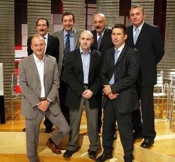 Parte del equipo de deportes de Canal+ posa junto a Manolo Molés en la presentación de la programación de Canal +. Junto al periodista taurino (es el primero por arriba a la izquierda), posan Josep Pedrerol, Ramos Marcos y Michael Robinson. Abajo Nacho Aranda, Julio Maldonado y Carlos Martínez.