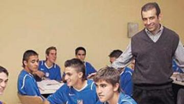 <b>SIEMPRE CON ELLOS. </b>Alejo García (en el centro de la foto) es el director del grupo de psicólogos que trabajan con la cantera del Atlético.