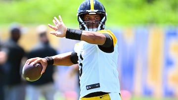PITTSBURGH, PENNSYLVANIA - JUNE 6: Russell Wilson #3 of the Pittsburgh Steelers throws a pass during the Pittsburgh Steelers OTA offseason workout at UPMC Rooney Sports Complex on June 6 2024 in Pittsburgh, Pennsylvania.   Joe Sargent/Getty Images/AFP (Photo by Joe Sargent / GETTY IMAGES NORTH AMERICA / Getty Images via AFP)