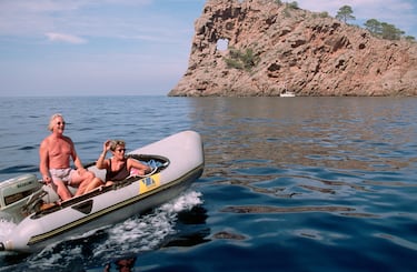Turistas en balsa frente a la costa de Mallorca durante el verano de 1980.