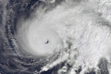 Vista satelital del huracán Melissa, un huracán atlántico de categoría 5 que se intensificó sobre el mar Caribe. Imagen tomada el 27 de octubre de 2025. El huracán, entre otros destrozos, causó daños en Jamaica equivalentes al 30% de su PIB. 