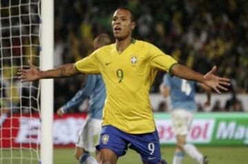 8 de noviembre de 1980: Luis Fabiano cumple 35 años. Actualmente juega en Sao Paulo.