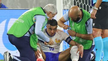 Kylian Mbappé recibe asistencia del cuerpo médico de la selección francesa.