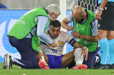 Kylian Mbappé recibe asistencia del cuerpo médico de la selección francesa.