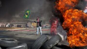 Integrantes del Movimiento de Trabajadores Sin Techo (MTST) protestan frente al estadio Arena Corinthians, en la ciudad de Sao Paulo, a 28 días del comienzo del Mundial 2014.