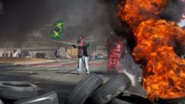 Integrantes del Movimiento de Trabajadores Sin Techo (MTST) protestan frente al estadio Arena Corinthians, en la ciudad de Sao Paulo, a 28 d&iacute;as del comienzo del Mundial 2014.