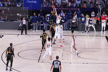 Anthony Davis encestó el triple ganador en el último segundo del partido y provocó la locura de todos sus compañeros.