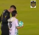 El grandioso detalle del arquero de Peñarol con un hincha rival
