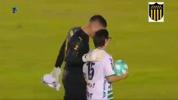 El grandioso detalle del arquero de Peñarol con un hincha rival