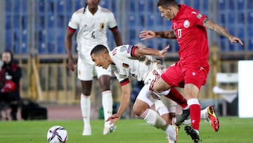 Youri Tielemans protege el bal&oacute;n ante el bielorruso Vitali Lisakovic.