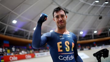 Albert Torres celebra su título de campeón del mundo de omnium en Santiago de Chile.