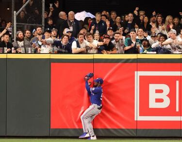 Adolis García evita un 'home run' de Jarred Kelenic