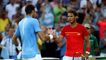 Juan Martin Del Potro y Rafa Nadal se saludan tras la semifinal del torneo de tenis de los Juegos Olímpicos de Río de Janiero.
