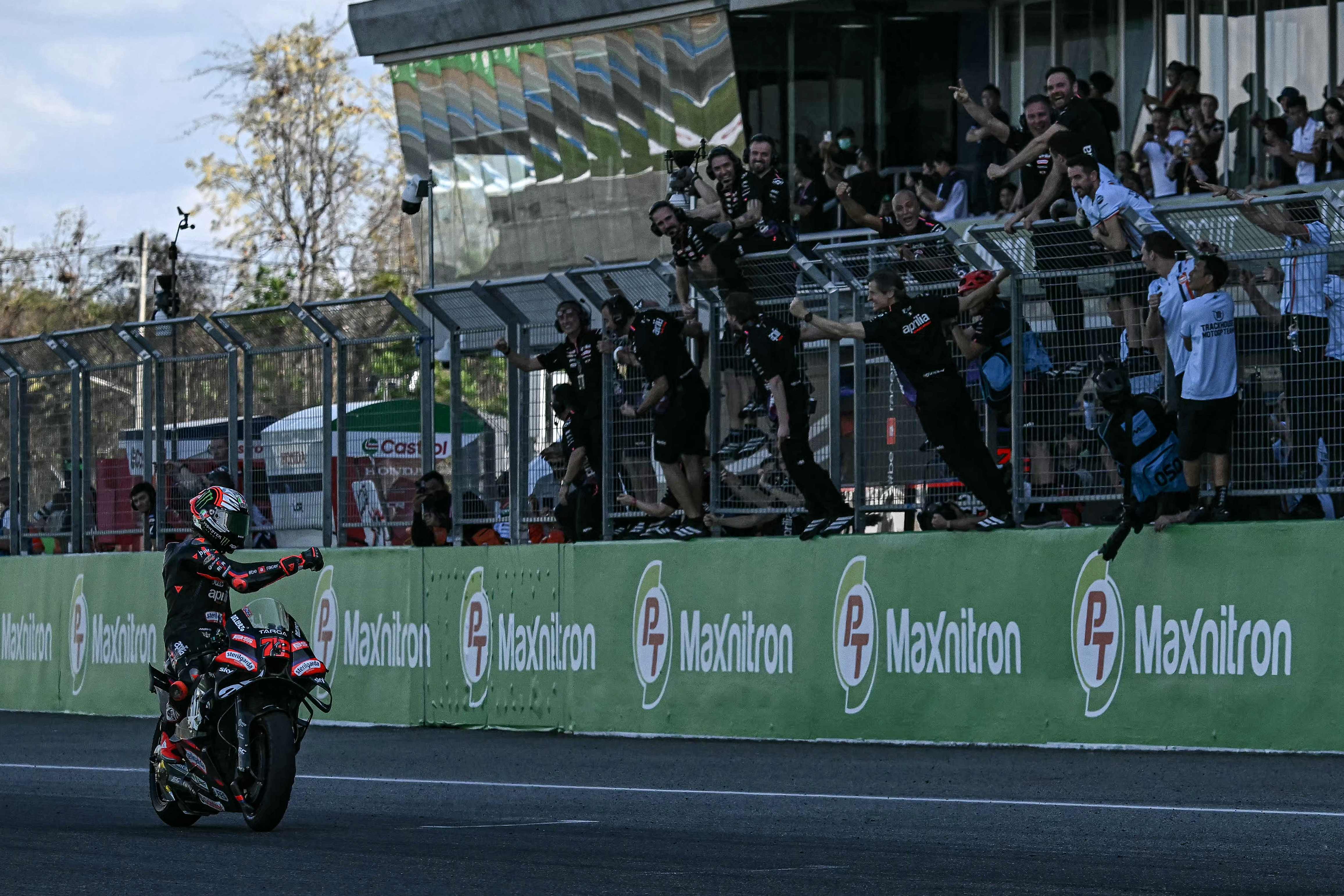 Bezzecchi celebra en Tailandia la primera victoria de la temporada.