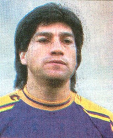 El defensa Jorge Torres debutó con 32 años y 48 días, el 14-11-2001 ante Ecuador 0-0 por Eliminatorias de Copa del Mundo.