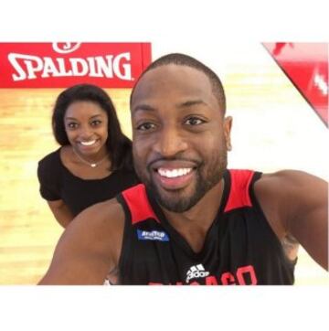 Simone Biles se hace un selfie con Wade.