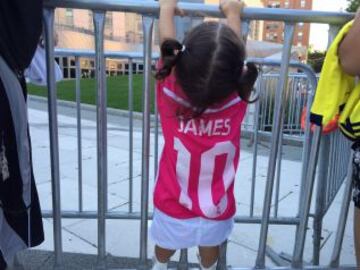 Aficionados colombianos esperan por los jugadores de la Selección en el Hotel W Hoboken.