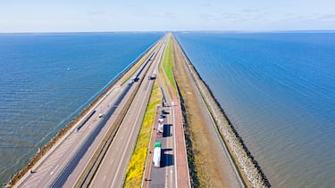 El dique alberga una planta experimental de Energía Azul (osmótica). Aprovecha la diferencia de concentración de sal entre el agua dulce del lago IJsselmeer y el agua salada del Mar de Wadden para generar electricidad limpia.