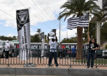 Fans de los Raiders festejan el pase del equipo a Las Vegas.