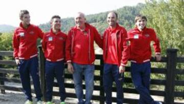 CON SUS CHICOS. De izquierda a derecha: Jes&uacute;s Herrada, Purito Rodr&iacute;guez, Javier M&iacute;nguez, Alejandro Valverde y Jon Izagirre antes de salir a uno de los entrenamientos. 
 