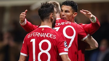 BERGAMO, ITALY - NOVEMBER 02: Cristiano Ronaldo of Manchester United celebrates with team mates after scoring to level the game at 1-1 during the UEFA Champions League group F match between Atalanta and Manchester United at Gewiss Stadium on November 02,