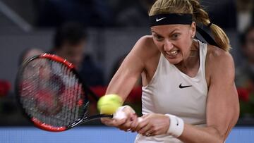 Petra Kvitova devuelve una bola ante Kiki Bertens durante la final femenina del Mutua Madrid Open 2018 en la Caja Mágica.