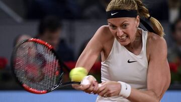 Petra Kvitova devuelve una bola ante Kiki Bertens durante la final femenina del Mutua Madrid Open 2018 en la Caja M&aacute;gica.